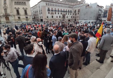 Muchas personas se han congregado alrededor de Ortega Smith para escuchar sus palabras en la Plaza de Santa María tras la promoción del evento Muchas personas se han congregado alrededor de Ortega Smith para escuchar sus palabras en la Plaza de Santa María tras la promoción del evento