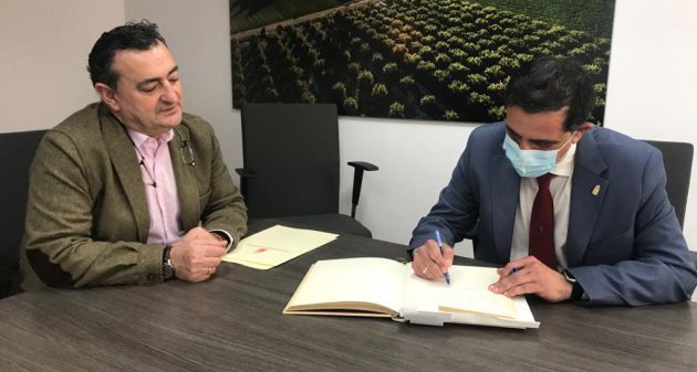 El nuevo alcalde de Murcia, José Antonio Serrano, firma en el Libro de Honor de Radio Murcia ante la mirada del director de la Cadena SER en la Región de Murcia, Domingo Camacho El nuevo alcalde de Murcia, José Antonio Serrano, firma en el Libro de Honor de Radio Murcia ante la mirada del director de la Cadena SER en la Región de Murcia, Domingo Camacho