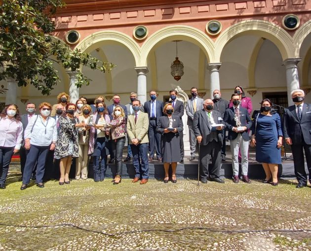 Foto de familia tras la entrega de los Premios Nazareno 2021 en el Ayuntamiento de Granada Foto de familia tras la entrega de los Premios Nazareno 2021 en el Ayuntamiento de Granada