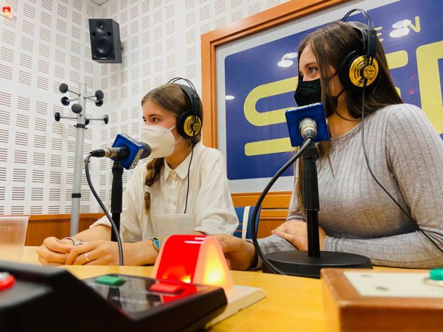 Dos alumnas del Colegio Santísima Trinidad presentando el proyecto AnimArte en Radio Córdoba - Cadena SER Dos alumnas del Colegio Santísima Trinidad presentando el proyecto AnimArte en Radio Córdoba - Cadena SER