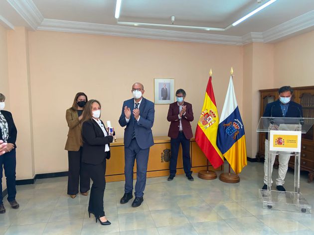 Entrega de la medalla a la presidenta de Cruz Roja Lanzarote, Tamar Luis Placeres. Entrega de la medalla a la presidenta de Cruz Roja Lanzarote, Tamar Luis Placeres.