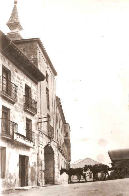 La Fonda Arandina, donde se aloja el detective Lombardi, y que estaba ubicada en parte del actual ayuntamiento La Fonda Arandina, donde se aloja el detective Lombardi, y que estaba ubicada en parte del actual ayuntamiento