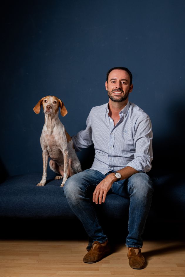 Borja Iribarne, CEO de ProfesorCBD, con su perra Nala, una habitual de la oficina. Borja Iribarne, CEO de ProfesorCBD, con su perra Nala, una habitual de la oficina.