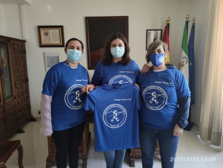 El Ayuntamiento de Jódar, a través de su alcaldesa, Mª Teresa García, en el centro, también se ha sumado al 2 de Abril Día del Autismo El Ayuntamiento de Jódar, a través de su alcaldesa, Mª Teresa García, en el centro, también se ha sumado al 2 de Abril Día del Autismo