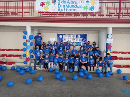 Foto de familia con niños y niñas, padres y madres y personal de la Asociación Soy tu voz Foto de familia con niños y niñas, padres y madres y personal de la Asociación Soy tu voz