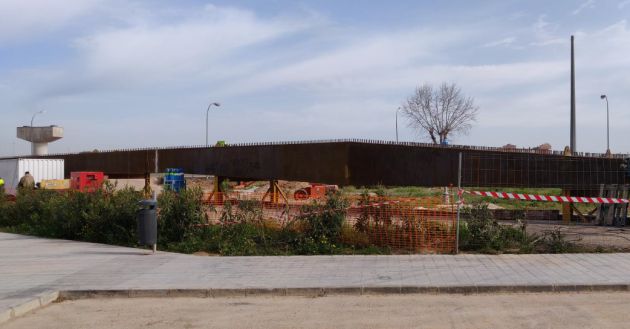 En primer plano, la plataforma que formará parte de la pasarela; al fondo, uno de los postes sobre el que descansará; imágenes tomadas desde el barrio de La Torre En primer plano, la plataforma que formará parte de la pasarela; al fondo, uno de los postes sobre el que descansará; imágenes tomadas desde el barrio de La Torre