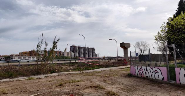 En primer plano, uno de los postes de hormigón sobre los que descansará la plataforma; imágenes tomadas desde el barrio de La Torre En primer plano, uno de los postes de hormigón sobre los que descansará la plataforma; imágenes tomadas desde el barrio de La Torre