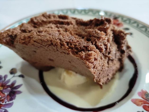 Esponja helada de chocolate sobre bizcocho Capuchina y sopa de chocolate blanco Esponja helada de chocolate sobre bizcocho Capuchina y sopa de chocolate blanco