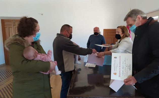 Acto de reconocimiento a los nuevos niños nacidos en Valle de Altomira celebrado el pasado mes de marzo. Acto de reconocimiento a los nuevos niños nacidos en Valle de Altomira celebrado el pasado mes de marzo.