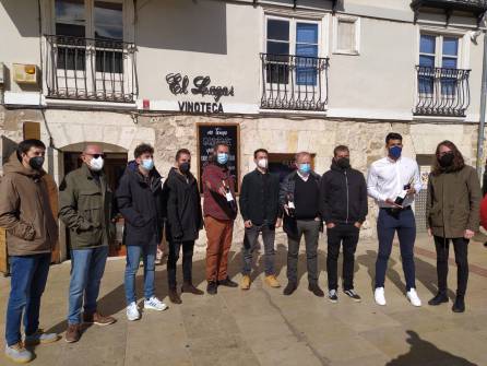 Los componentes de La M.O.D.A. junto a representantes de Bodegas Balbás, Etiquetas Bacigalupe y Vinoteca El Lagar Los componentes de La M.O.D.A. junto a representantes de Bodegas Balbás, Etiquetas Bacigalupe y Vinoteca El Lagar