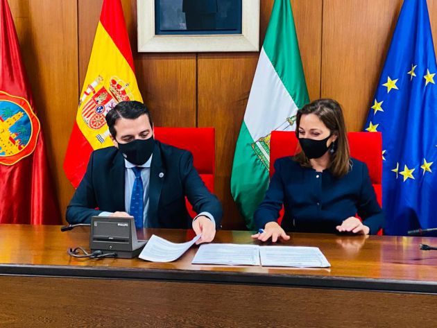 El alcalde de Córdoba, José María Bellido (PP) y la portavoz del grupo municipal socialista en el Ayuntamiento, Isabel Ambrosio, durante la firma del acuerdo El alcalde de Córdoba, José María Bellido (PP) y la portavoz del grupo municipal socialista en el Ayuntamiento, Isabel Ambrosio, durante la firma del acuerdo