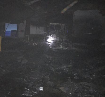 En Daimiel, el fuego afectó a dos naves agrícolas quemando también dos tractores En Daimiel, el fuego afectó a dos naves agrícolas quemando también dos tractores