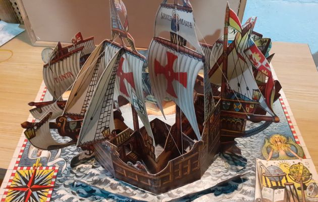 Libro con una ilustración en tres dimensiones con un barco velero. Libro con una ilustración en tres dimensiones con un barco velero.