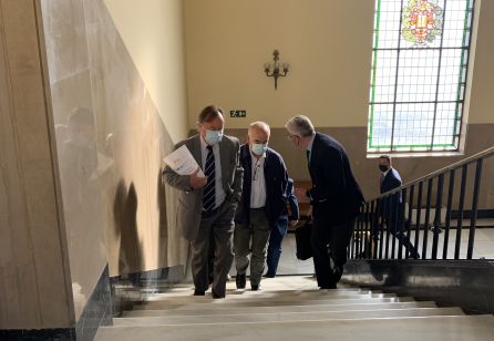 Isidoro Hipólito (centro) llega a la Sala de Vistas hablando con José Enrique Fernández de Moya. Isidoro Hipólito (centro) llega a la Sala de Vistas hablando con José Enrique Fernández de Moya.