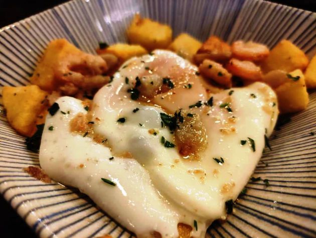Huevos rotos con gambas al ajillo Huevos rotos con gambas al ajillo