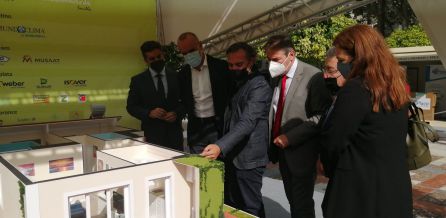Responsables de la inauguración de Rehabilitaverde frente a la maqueta de la casa explicativa de la construcción sostenible Responsables de la inauguración de Rehabilitaverde frente a la maqueta de la casa explicativa de la construcción sostenible
