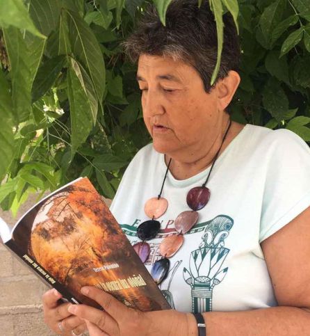 Teresa Palomino con su libro 'Bajo la oscura luz otoñal'. Teresa Palomino con su libro 'Bajo la oscura luz otoñal'.