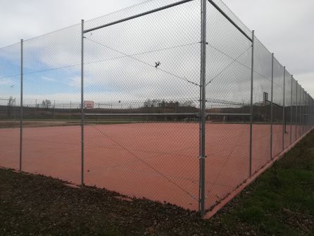 El nuevo frontón y la pista de pádel se ubicarán junto a esta instalación, a la entrada al municipio desde la antigua N-122 El nuevo frontón y la pista de pádel se ubicarán junto a esta instalación, a la entrada al municipio desde la antigua N-122
