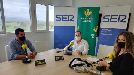 De izquierda de derecha: Leonardo Romero alcalde de Santa Bárbara de Casa (Huelva); Pepe Mateu dueño y director gerente de la Finca Dehesa Dos Hermanas; y Ana Gil periodista de la SER de Huelva De izquierda de derecha: Leonardo Romero alcalde de Santa Bárbara de Casa (Huelva); Pepe Mateu dueño y director gerente de la Finca Dehesa Dos Hermanas; y Ana Gil periodista de la SER de Huelva