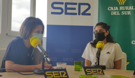 Paqui Borrero ingeniera agrónoma y Ángela Arroyo veterinaria de la Finca Dehesa Dos Hermanas de Santa Bárbara de Casa (Huelva) Paqui Borrero ingeniera agrónoma y Ángela Arroyo veterinaria de la Finca Dehesa Dos Hermanas de Santa Bárbara de Casa (Huelva)