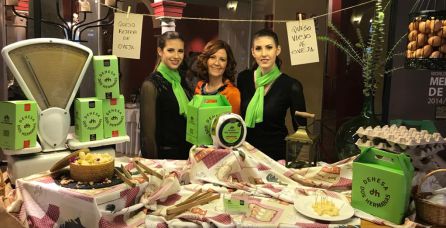Inmaculada Rodríguez, maestra quesera de Quesos Dehesas Dos Hermanas, acompaña por sus dos hijas Inmaculada Rodríguez, maestra quesera de Quesos Dehesas Dos Hermanas, acompaña por sus dos hijas