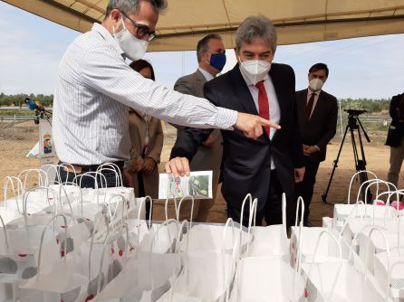 Lucrecio Fernández recibe un obsequio "típico de Guarromán" cortesía del consistorio Lucrecio Fernández recibe un obsequio "típico de Guarromán" cortesía del consistorio