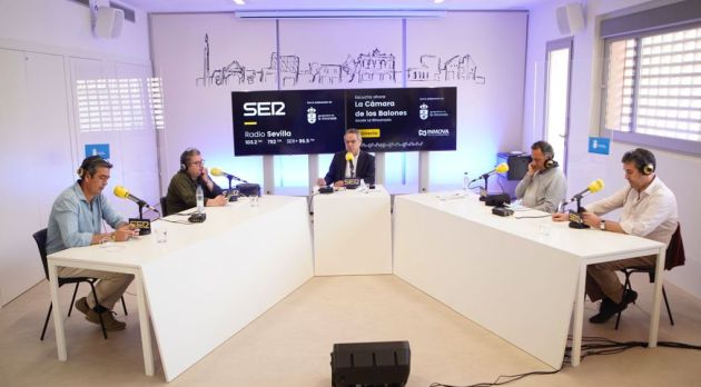 Equipo al completo de los compañeros de Deportes junto a Salomón Hachuel Equipo al completo de los compañeros de Deportes junto a Salomón Hachuel