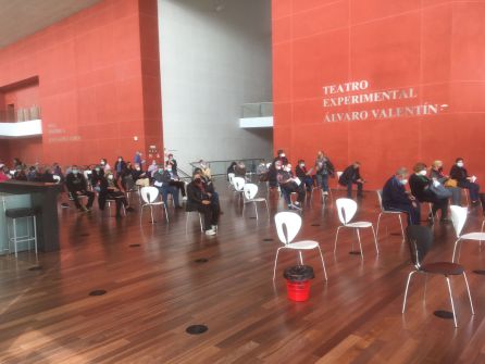 Gente esperando en el interior del Miguel Delibes Gente esperando en el interior del Miguel Delibes