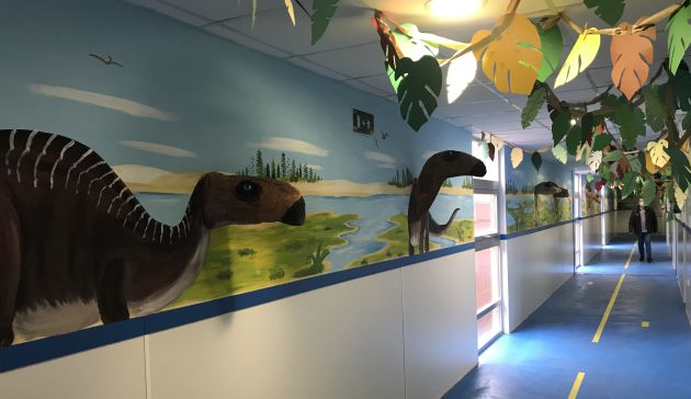 En el pasillo de la primera planta del CEIP La Paz se ha recreado el ecosistema del yacimiento paleontológico de Lo Hueco. En el pasillo de la primera planta del CEIP La Paz se ha recreado el ecosistema del yacimiento paleontológico de Lo Hueco.