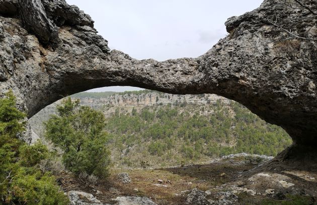 Un arco en las riscas de camino al mirador sobre el valle del Cambrón. Un arco en las riscas de camino al mirador sobre el valle del Cambrón.