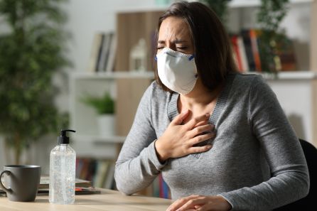 Una mujer siente un fuerte dolor Una mujer siente un fuerte dolor
