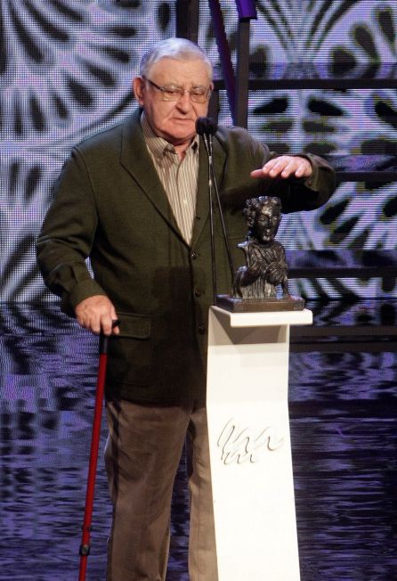 El actor Manuel Lourenzo tras recibir el premio de honor Fernando Rey durante los Premios Mestre Mateo El actor Manuel Lourenzo tras recibir el premio de honor Fernando Rey durante los Premios Mestre Mateo