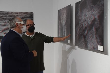Jesús Estrella recibe la explicación de Francisco Arias sobre la exposición 3D Jesús Estrella recibe la explicación de Francisco Arias sobre la exposición 3D