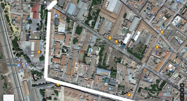 En blanco, el desvío alternativo ante el corte de tráfico de la Calle Torrecilla de Valdepeñas (Ciudad Real) En blanco, el desvío alternativo ante el corte de tráfico de la Calle Torrecilla de Valdepeñas (Ciudad Real)