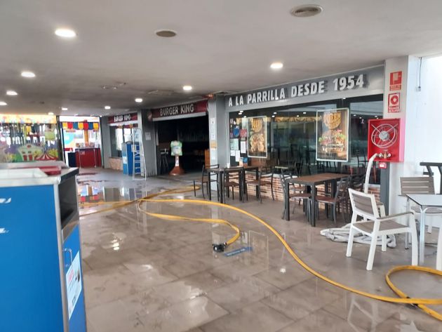 El centro comercial evacuado, tras la extinción del incendio. El centro comercial evacuado, tras la extinción del incendio.