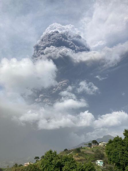 El volcán Soufriere, localizado en la isla de San Vicente, registró una gran erupción que provocó una columna de humo y cenizas de cerca de 4 kilómetros de altura El volcán Soufriere, localizado en la isla de San Vicente, registró una gran erupción que provocó una columna de humo y cenizas de cerca de 4 kilómetros de altura