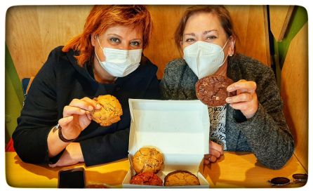 Maite Gorrotxategi y Mireia Alonso posan con las 'cookies' Maite Gorrotxategi y Mireia Alonso posan con las 'cookies'