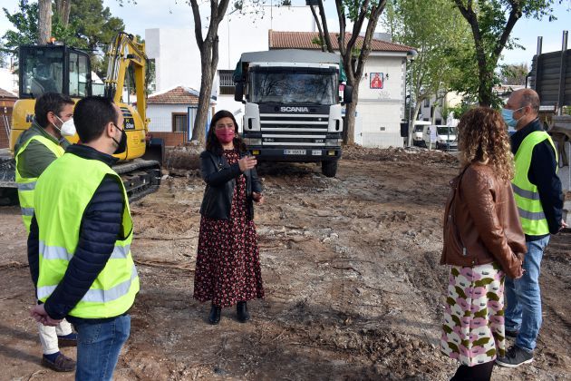 Pilar Zamora, alcaldesa y Sara Martínez, portavoz del equipo de gobierno en la visita a la plaza de la Pilarica Pilar Zamora, alcaldesa y Sara Martínez, portavoz del equipo de gobierno en la visita a la plaza de la Pilarica