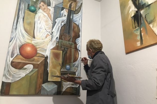 El pintor junto a uno de sus cuadros recientes. El pintor junto a uno de sus cuadros recientes.