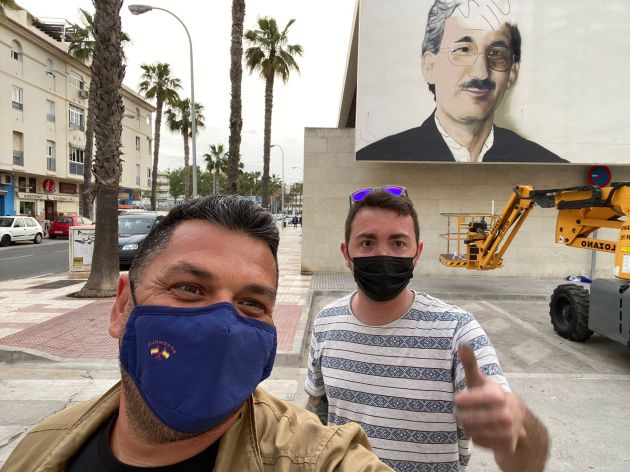 El autor del mural (camiseta blanca) junto a su obra este martes en Málaga El autor del mural (camiseta blanca) junto a su obra este martes en Málaga