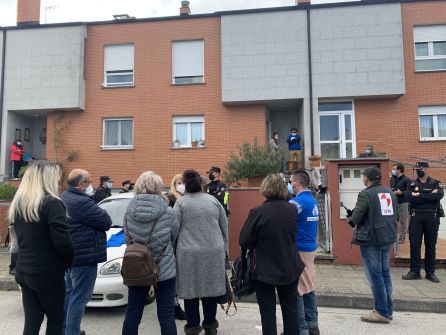 Vecinos y miembros de la PAH apoyaron e intentaron evitar el desahucio que el juzgado se garantizó con la presencia de la policía nacional Vecinos y miembros de la PAH apoyaron e intentaron evitar el desahucio que el juzgado se garantizó con la presencia de la policía nacional