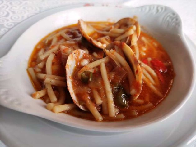 Fideos con almejas y langostinos Fideos con almejas y langostinos