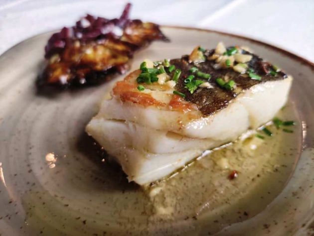Lomo de bacalao con alcachofa confitada en AOVE y virutas de ibérico Lomo de bacalao con alcachofa confitada en AOVE y virutas de ibérico