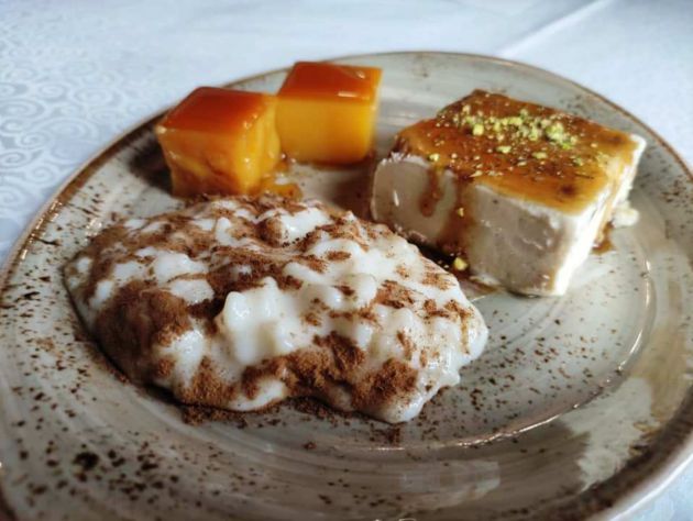 Arroz con leche, pudding de moscatel con pasas y tocino de cielo Arroz con leche, pudding de moscatel con pasas y tocino de cielo