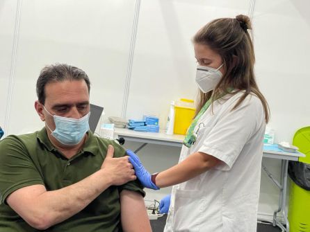 Usuario del Punto de Vacunación de INFECAR, en el momento de recibir la vacuna. Usuario del Punto de Vacunación de INFECAR, en el momento de recibir la vacuna.