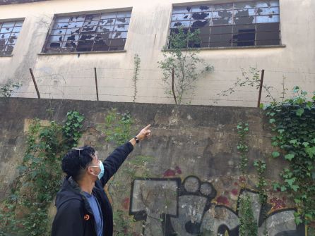 Yassine muestra la ventana de la estancia donde dormía Yassine muestra la ventana de la estancia donde dormía