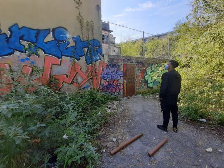 Yassine observando la puerta que construyeron en el Infierno Yassine observando la puerta que construyeron en el Infierno