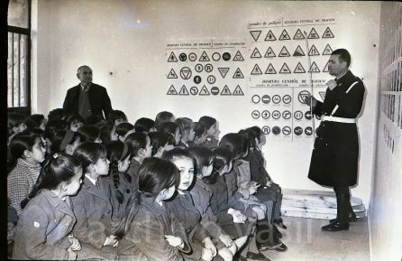 Primero la charla, y después a experimentar en el circuito urbano diseñado a medida de los niños y niñas Primero la charla, y después a experimentar en el circuito urbano diseñado a medida de los niños y niñas