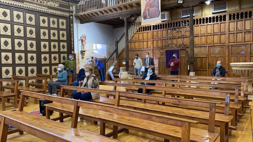Parte del público en la iglesia Parte del público en la iglesia