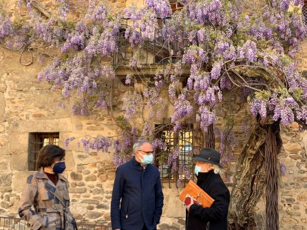 La concejala de Cultura, el alcalde de Ponferrada y el pintor Fernando Fueyo La concejala de Cultura, el alcalde de Ponferrada y el pintor Fernando Fueyo